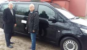 Pokaż zdjęcie: oficjalne przekazanie nowego busa do przewozu pracowników z niepełnosprawnością: od lewej Władysław Skwarka Dyrektor Oddziału i Waldemar Muszyński właściciel firmy DREMUS