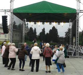 Pokaż zdjęcie: Zabawa Seniorów na kieleckim Placu Artystów