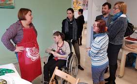 Pokaż zdjęcie: Marta Mordarska – dyrektor Małopolskiego Oddziału PFRON podczas wizyty w Fundacji L`Arche