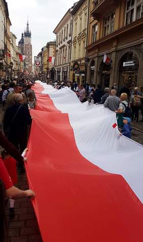 Pokaż zdjęcie: Bicie rekordu Polski na najdłuższą flagę państwową
