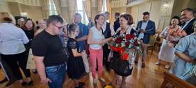 Laureaci I miejsca - Społeczna Szkoła Przysposabiająca do Pracy. Dorotowo z Torunia stoja obok Dyrektor Kujawsko-Pomorskiego O/PFRON Aleksandry Gierej i romawiają