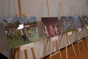 Pokaż zdjęcie: Wystawa zdjęć. Zdjęcia ustawione na drewnianych sztalugach