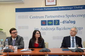 Od prawej: Krzysztof Michałkiewicz, Pełnomocnik Rządu ds. Osób Niepełnosprawnych, Dorota Habich, p.o. Prezesa Państwowego Funduszu Rehabilitacji Osób Niepełnosprawnych, Krzysztof Czechowski, Dyrektor Departamentu Promocji i Informacji PFRON