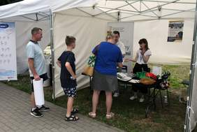 Pokaż zdjęcie: Zainteresowani przed stoiskiem PFRON 