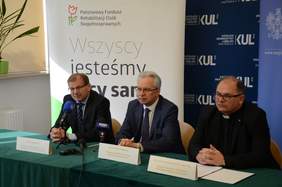 Pokaż zdjęcie: Tomasz Maruszewski Wiceprezes PFRON, Krzysztof Michałkiewicz Pełnomocnik Rządu do Spraw Osób Niepełnosprawnych, Ks. dr hab. Andrzej Kiciński prof KUL na briefingu dla prasy 