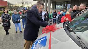 Pokaż zdjęcie: Ekspert z Łódzkiego Oddziału PFRON przecinający szarfę