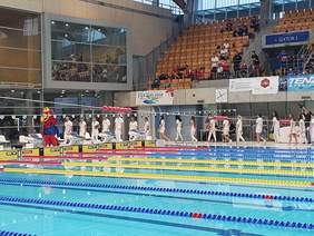 Pokaż zdjęcie: Maskotka igrzysk Gryf wprowadza sędziów na arenę