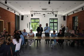 Pokaż zdjęcie: Przywitanie gości przez organizatorów spotkania