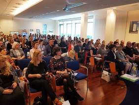 Pokaż zdjęcie: Uczestnicy konferencji pt.: „Do twarzy mi nie tylko w niebieskim - o barwach wokół autyzmu w codziennej komunikacji"