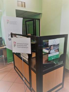 Pokaż zdjęcie: stoisko PFRON podczas dyżuru eksperckiego 