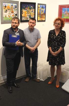 Pokaż zdjęcie: Uczestnicy wernisażu w Przemyślu