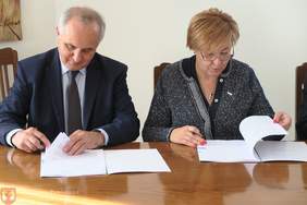 Pokaż zdjęcie: Karol Górski, Starosta Gorlicki oraz Marta Mordarska, Dyrektor Małopolskiego Oddziału PFRON