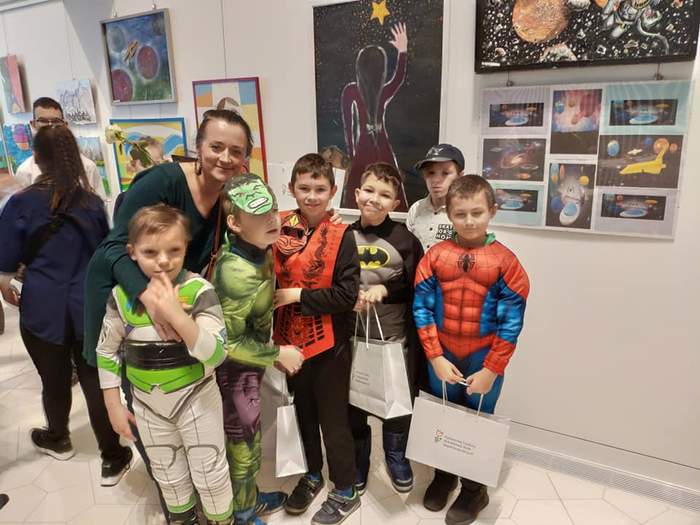 Pokaż zdjęcie: Uczniowie z wychowawca