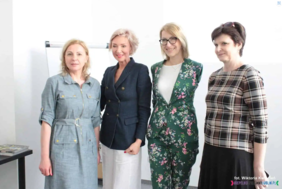 Pokaż zdjęcie: Cztery kobiety pozują do pamiątkowego zdjęcia.