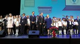 Pokaż zdjęcie: Występy uczniów i absolwentów - utwór finałowy 