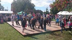 Pokaż zdjęcie: Tańce w rytmach muzyki country