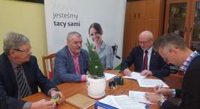 Pokaż zdjęcie: na zdjęciu pełnomocnicy Funduszu: Władyslaw Skwarka i Jarosława Madaj oraz Powiatu wieruszowskiego: Starosta- Andrzej Szymanek i Wicestarosta - Stefan Pietras