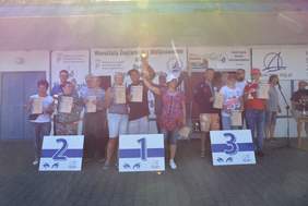 Pokaż zdjęcie: Zwycięskie załogi w regatach na dezetach na podium.  