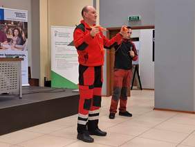 Przedstawiciele WOPR-u prezentują zastosowanie kolców na lód