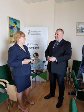 Pokaż zdjęcie: Marta Mordarska, Dyrektor Małopolskiego Oddziału PFRON oraz Marcin Kopeć - Dyrektor Oddziału ZUS w Krakowie