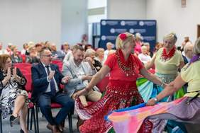 uczestnicy Dnia Seniora i zespół taneczny podczas występów