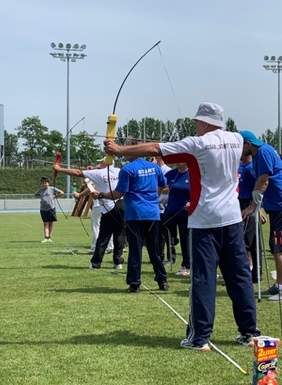 Pokaż zdjęcie: Uczestnicy zawodów z łukami podczas konkurencji
