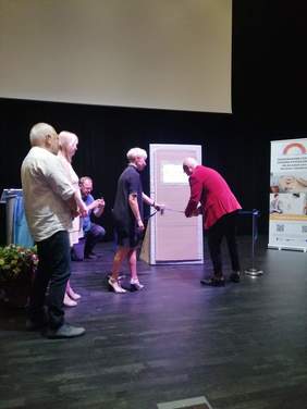 Pokaż zdjęcie: Symboliczne przecięcie wstęgi przez przedstawicieli zarządu Fundacji