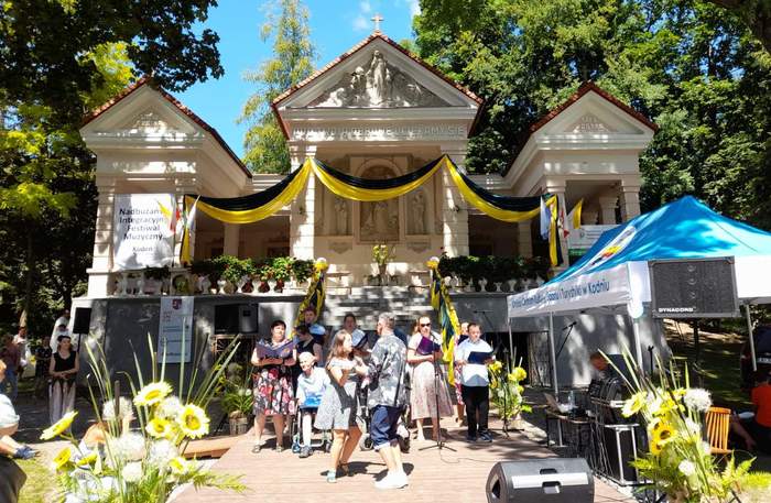 Pokaż zdjęcie: Występ wokalno-artystyczny jednej z grup uczestniczącej w festiwalu.