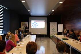 Pokaż zdjęcie: Anna Brych z Oddziału Wielkopolskiego PFRON przedstawia wyniki „Badania potrzeb osób niepełnosprawnych" przeprowadzonego na zlecenie PFRON