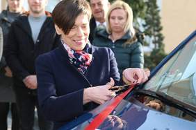 Pokaż zdjęcie: Przecięcie wstęgi przez Annę Skupień, dyrektor Oddziału Wielkopolskiego PFRON