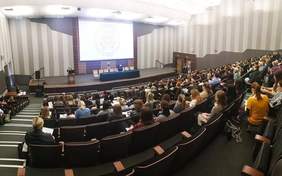 Pokaż zdjęcie: Konferencja na Uniwersytecie Medycznym w Poznaniu pt.: „Autyzm w domu i w szkole” 