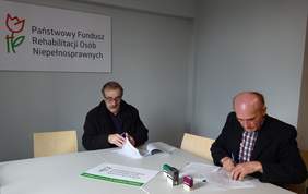 Pokaż zdjęcie: Podpisanie umowy z Towarzystwem Wykorzystania Wód Termalnych i Walorów Naturalnych Ziemi Czeszewskiej