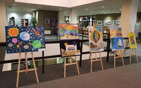 Pokaż zdjęcie: Wystawa prac plastycznych osób niepełnosprawnych w Bibliotece Głównej Uniwersytetu Ekonomicznego w Poznaniu