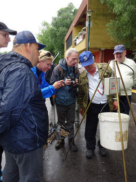 Pokaż zdjęcie: Przedstawiciele PZW Koła Nowa Huta oraz zawodnicy podczas ważenia złowionych ryb