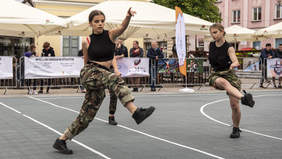 Występ młodych tancerek.