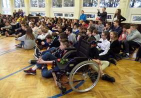 Pokaż zdjęcie: Spotkanie uczniów Szkoły Podstawowej z Oddziałami Integracyjnymi nr 12 w Krakowie z artystą Stanisławem Kmiecikiem