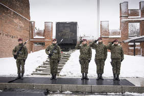 Pokaż zdjęcie: obchody 73 rocznicy spalenia więźniów radogoszcza i zakończenia okupacji niemieckiej w Łodzi