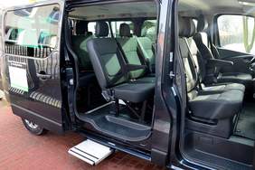 Pokaż zdjęcie: na zdjęciu: wnętrze samochodu z siedzeniami dla pasażerów oraz automatycznie wysuwanym stopniem