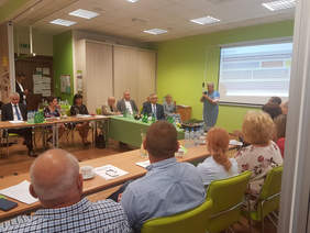 Pokaż zdjęcie: Prezentacja pani Alicji Szatkowskiej, Uczestnicy spotkania