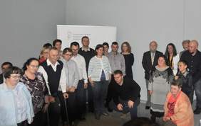 Pokaż zdjęcie: Pamiątkowe zdjęcie Laureatów XV edycji Konkursu Plastycznego wraz z przedstawicielami kapituły