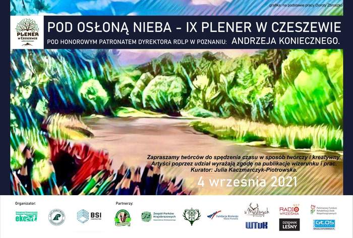Pokaż zdjęcie: Na górze, na granatowym tle umieszczony został logotyp pleneru w Czeszewie oraz napis: „Pod osłoną nieba – IX Plener w Czeszewie pod honorowym patronatem Dyrektora RDLP w Poznaniu: Andrzeja Koniecznego”. Ponadto w prawym, górnym rogu widnieje następujące sformułowanie: „grafika: na podstawie pracy Doroty Zbroszko”. W tle widnieje pastelowa grafika przedstawiająca krzewy i drzewa okalające rzekę. W lewym, dolnym rogu grafiki umieszczone zostały różnokolorowe kredki, natomiast po prawej stronie następujący tekst: „Zapraszamy twórców do spędzenia czasu w sposób twórczy i kreatywny. Artyści poprzez udział wyrażają zgodę na publikację wizerunku i prac. Kurator: Julia Kaczmarczyk-Piotrowska. 4 września 2021”. Na samym dole plakatu widnieją logotypy zarówno organizatorów, jak i partnerów wydarzenia.