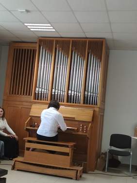 Pokaż zdjęcie: osoba gra na fortepianie