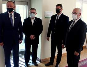 Pan Łukasz Żmuda – Dyrektor Opolskiego Oddziału PFRON, pan Roland Fabianek – Starosta Oleski, pan Stanisław Belka – Wicestarosta oraz pan Sylwester Lewicki – Burmistrz Olesna przed wejściem do nowej windy