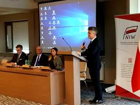 Pokaż zdjęcie: Senator przemawia