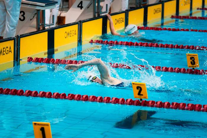 Pokaż zdjęcie: Zawodnik mistrzostw płynie do mety
