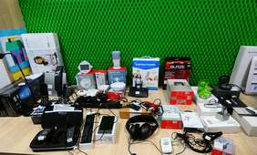 Pokaż zdjęcie: Sprzęt rehabilitacyjny i technologie wspomagające. Lupy powiększające zaprezentowane na stole, na zielonym tle.