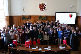 Pokaż zdjęcie: Wspólne, pamiątkowe, zdjęcie wszystkich uczestników X Specjalnej Sesji Osób Niepełnosprawnych