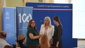 Pokaż zdjęcie: Zdjęcie trzech rozmawiających kobiet.