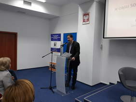 Pokaż zdjęcie: Wykład otwiera dr Hubert Kupiec