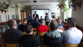 Goście odpowiadają na pytania osadzonych w zakładzie karnym.